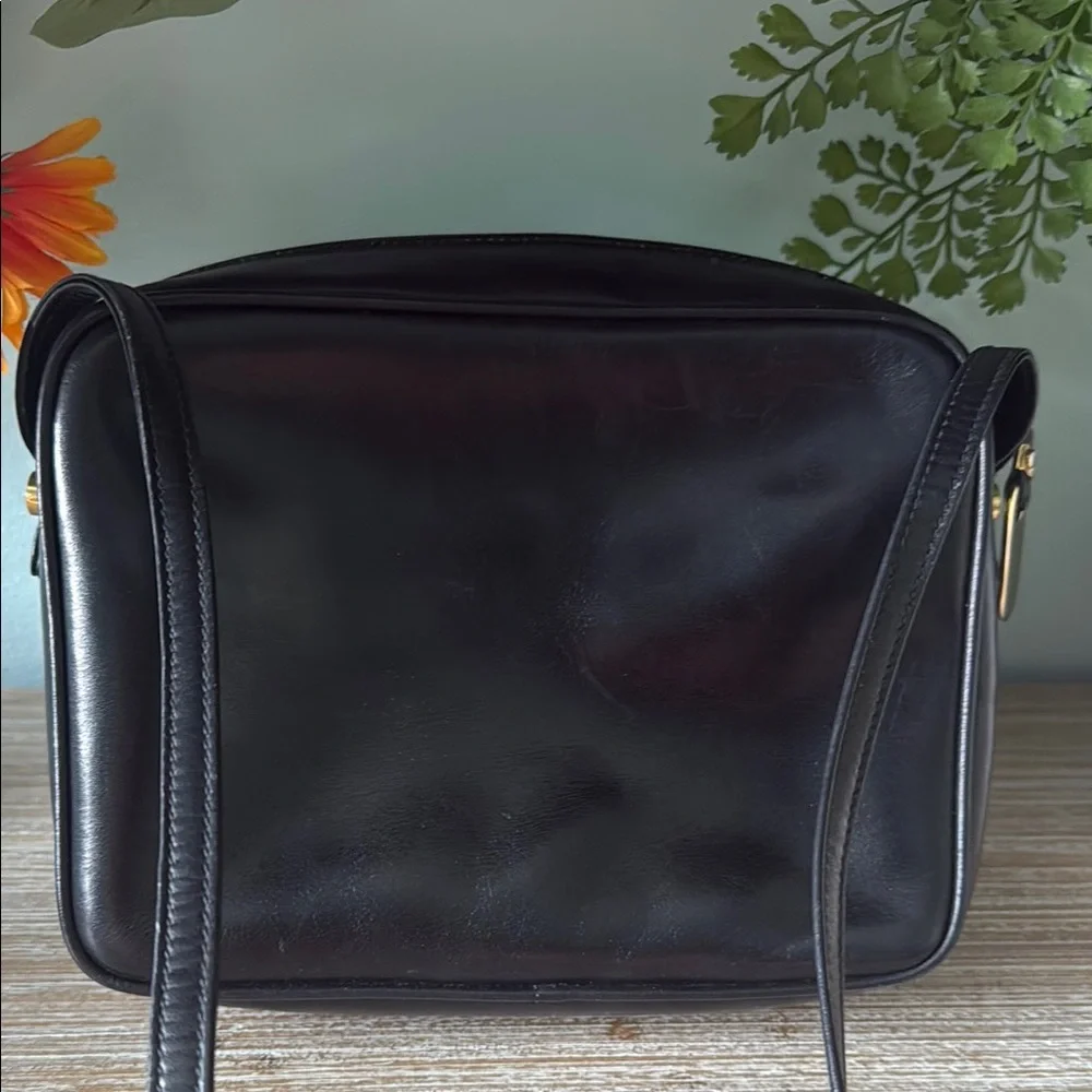 Gucci Black Leather vintage crossbody Bag with Gold-Tone Hardware - Picture 4 of 15